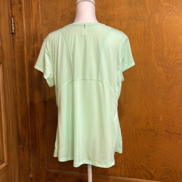 Old Navy Active Plus Size Performance Tee with Go-Dry Technology - EUC - Picture 3 of 5